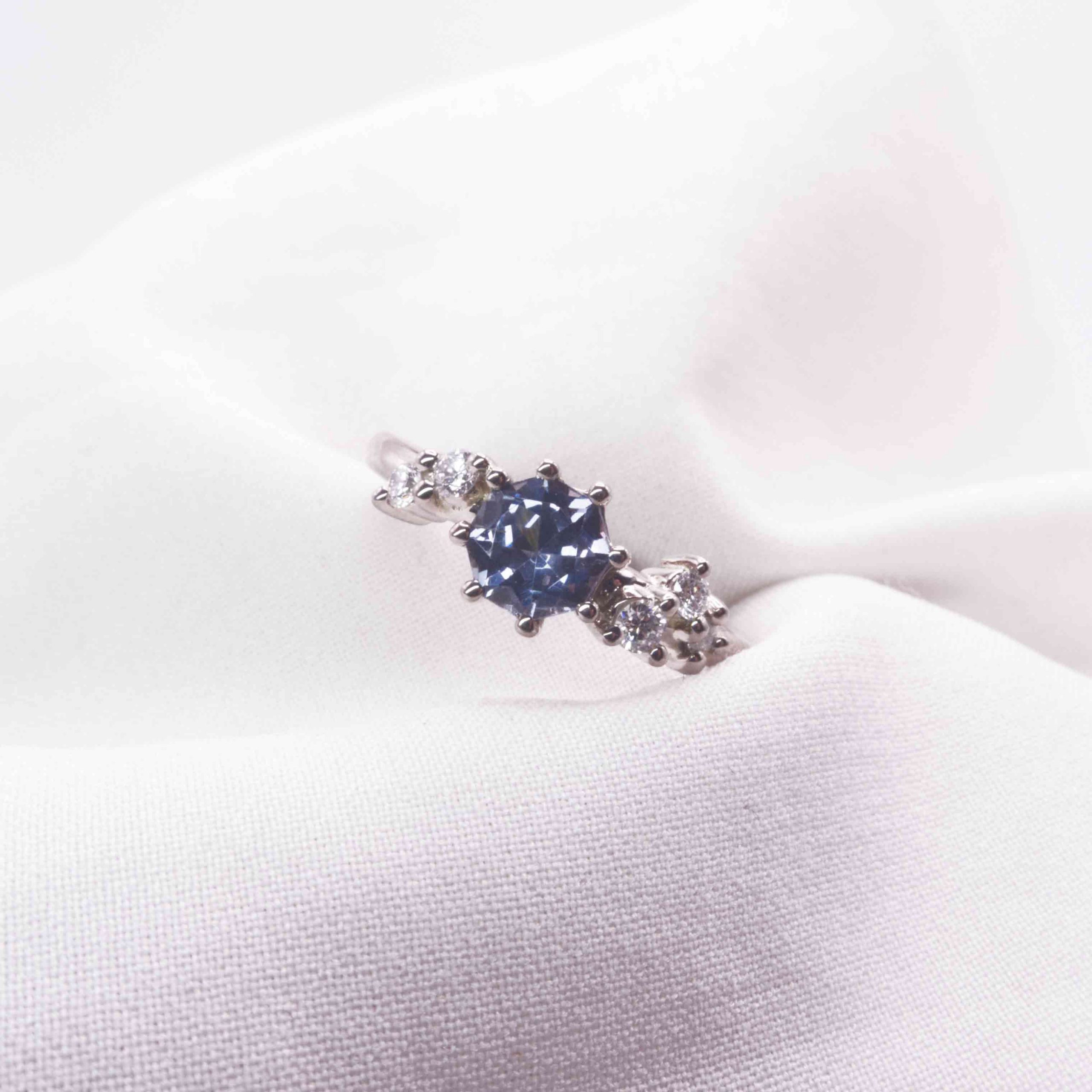 Bague de fiançailles Grenoble, bague en or gris et diamants