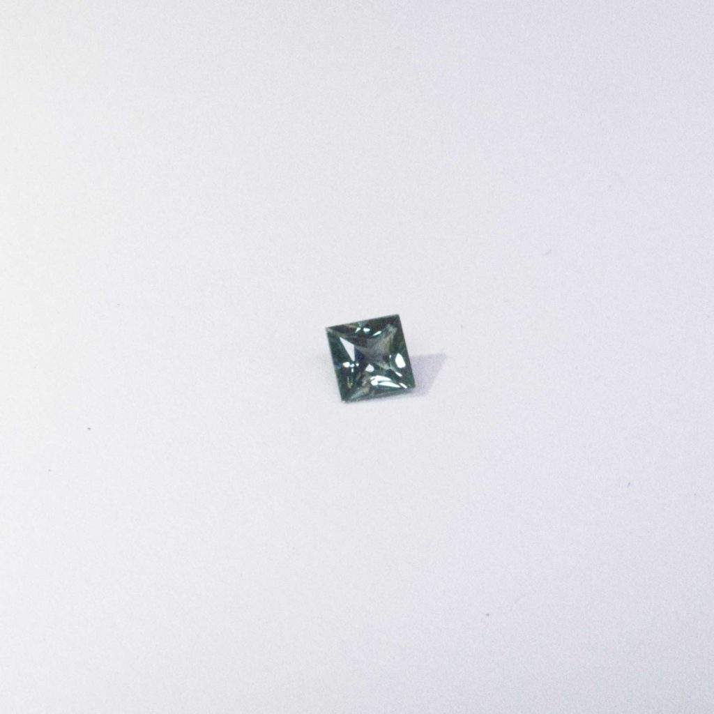 bague de fiançailles Grenoble, saphir vert carré