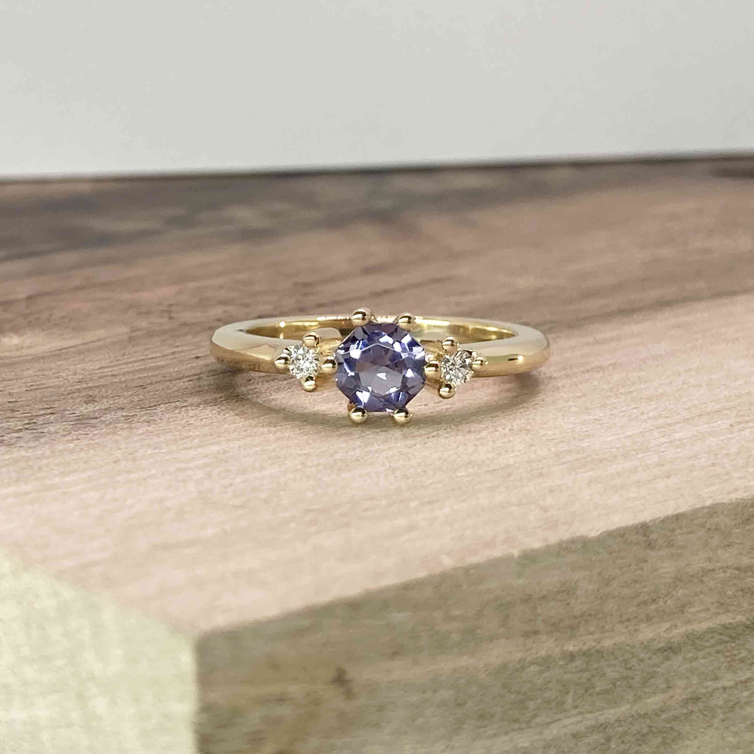 Bague de fiançailles Grenoble, bague en or jaune éthique et diamants et spinelle violet